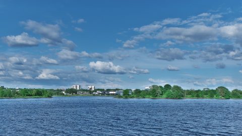 Bild: Der Stadteil Ķengarags ist eine typische Plattenbausiedlung im sowjetischen Stil. Wegen der Nähe zur Daugava und der Stadtrandlage sowie der gut ausgebauten Infrastruktur ist die Lebensqualität aber nicht schlecht. NIKON D700 mit TAMRON SP 24-70mm F/2.8 Di VC USD. ISO 200 ¦ f/11 ¦ 35 mm ¦ 1/400 s ¦ kein Blitz. Klicken Sie auf das Bild um es zu vergrößern.