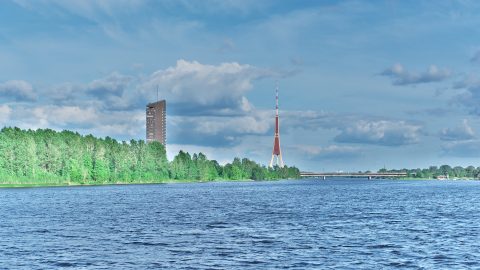 Bild: Der Fernsehturm von Rīga ist das höchste Gebäude im Baltikum. NIKON D700 mit TAMRON SP 24-70mm F/2.8 Di VC USD. ISO 200 ¦ f/11 ¦ 50 mm ¦ 1/1/160 s ¦ kein Blitz. Klicken Sie auf das Bild um es zu vergrößern.