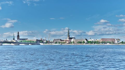 Bild: Die Altstadt von Rīga mit den dominierenden Kirchen Dom und St. Peter. NIKON D700 mit TAMRON SP 24-70mm F/2.8 Di VC USD. ISO 200 ¦ f/11 ¦ 35 mm ¦ 1/160 s ¦ kein Blitz. Klicken Sie auf das Bild um es zu vergrößern.