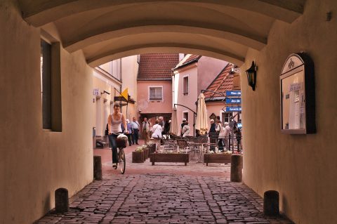 Bild: Touristengruppe im historischen Konventa seta in der Altstadt von Rīga. ISO 200 ¦ f/7,1 ¦ 50 mm ¦ 1/200 s ¦ kein Blitz. Klicken Sie auf das Bild um es zu vergrößern.