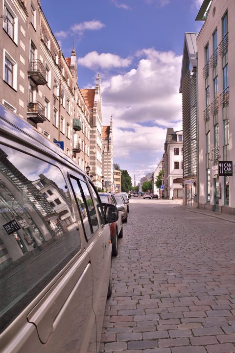 Bild: Blick von der Kungu iela in der Altstadt von Rīga auf den Fernsehturm. NIKON D700 mit TAMRON SP 24-70mm F/2.8 Di VC USD. ISO 200 ¦ f/11 ¦ 24 mm ¦ 1/320 s ¦ kein Blitz. Klicken Sie auf das Bild um es zu vergrößern.