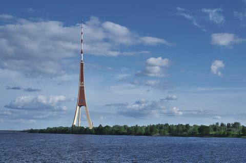 Bild: Der Fernsehturm von Rīga ist das höchste Gebäude Lettlands und der höchste Fernsehturm der EU. NIKON D700 mit TAMRON SP 24-70mm F/2.8 Di VC USD. ISO 2000 ¦ f/11 ¦ 35 mm ¦ ¦ 1/320 s kein Blitz. Klicken Sie auf das Bild um es zu vergrößern.