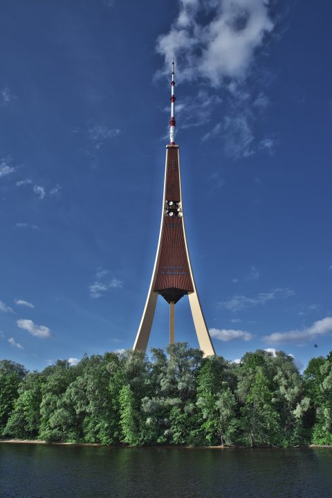 Bild: Der Fernsehturm von Rīga ist das höchste Gebäude Lettlands und der höchste Fernsehturm der EU. NIKON D700 mit TAMRON SP 24-70mm F/2.8 Di VC USD. ISO 2000 ¦ f/11 ¦ 24 mm ¦ ¦ 1/400 s kein Blitz. Klicken Sie auf das Bild um es zu vergrößern.