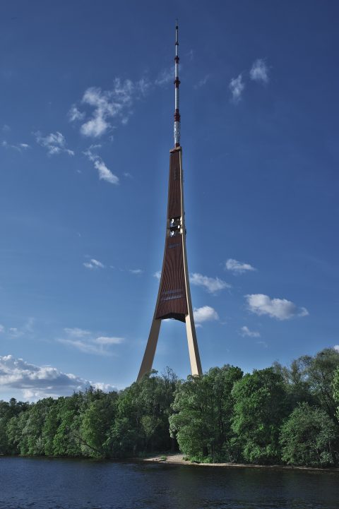 Bild: Der Fernsehturm von Rīga ist das höchste Gebäude Lettlands und der höchste Fernsehturm der EU. NIKON D700 mit TAMRON SP 24-70mm F/2.8 Di VC USD. ISO 2000 ¦ f/11 ¦ 24 mm ¦ ¦ 1/400 s kein Blitz. Klicken Sie auf das Bild um es zu vergrößern.