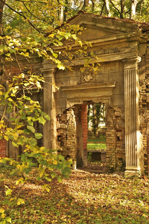 Bild: Der Große Friedhof - Lielie Kapi in Rīga ist heute ein öffentlich zugänglicher Park. NIKON D700 mit TAMRON SP 24-70mm F/2.8 Di VC USD.. ISO 200 ¦ f/5,6 ¦ 50 mm ¦ 1/125 s ¦ kein Blitz. Klicken Sie auf das Bild um es zu vergrößern.
