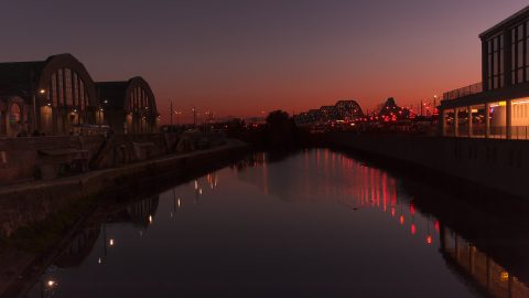 Bild: Blick auf die Zentralmarkthallen, die Eisenbahnbrücke und den Busbahnhof von Rīga. NIKON D700 mit TAMRON SP 24-70mm F/2.8 Di VC USD. ISO 200 ¦ f/7,1 ¦ 35 mm ¦ 1/50 s ¦ kein Blitz. Klicken Sie auf das Bild um es zu vergrößern.