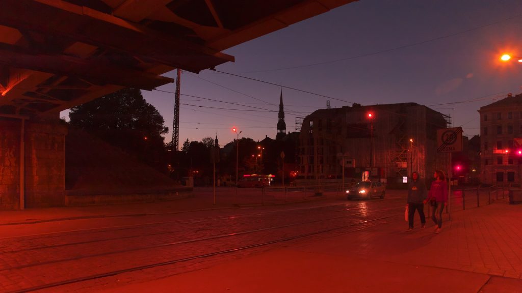 Bild: Abends in der Prāgas iela in Rīga. NIKON D700 mit TAMRON SP 24-70mm F/2.8 Di VC USD. ISO 3200 ¦ f/5,6 ¦ 24 mm ¦ 1/80 s ¦ kein Blitz. Klicken Sie auf das Bild um es zu vergrößern.