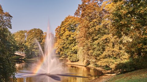 Bild: Regenbogen am Stadtkanal - dem Pilsētas kanāls - von Rīga. NIKON D700 mit TAMRON SP 24-70mm F/2.8 Di VC USD. ISO 200 ¦ f/5,6 ¦ 35 mm ¦ 1/640 s ¦ kein Blitz. Klicken Sie auf das Bild um es zu vergrößern.