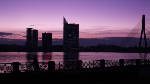 Bild: Sonnenuntergang am 02.10.2014 über der Daugava in Rīga. NIKON D700 mit TAMRON SP 24-70mm F/2.8 Di VC USD. ISO 640 ¦ f/9 ¦ 50 mm ¦ 1/25 s ¦ kein Blitz. Klicken Sie auf das Bild um es zu vergrößern.