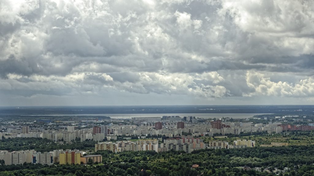 Bild: Blick vom Tallinner Fernsehturm auf Lasnamäe. NIKON D700 mit AF-S NIKKOR 28-300 mm 1:3.5-5.6G ED. ISO 200 ¦ f/11 ¦ 120 mm ¦ 1/640 s ¦ kein Blitz. Klicken Sie auf das Bild um es zu vergrößern.