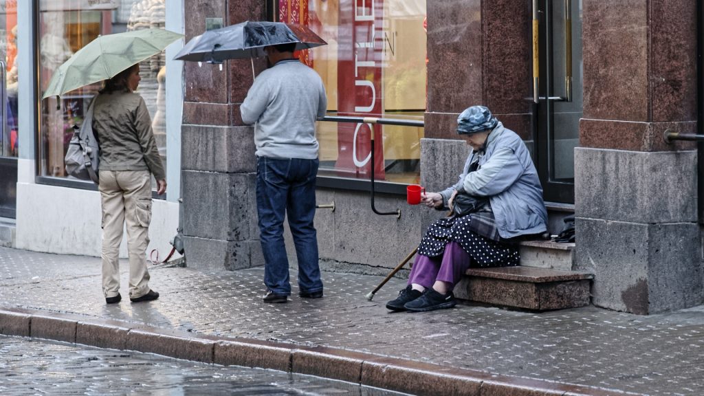 Bild: Die verlorenere Generation - alte Menschen haben es im teuren Tallinn schwer. NIKON D300s mit AF-S NIKKOR 24-120 mm 1:4G ED VR. ISO 1250 ¦ f/7,1 ¦ 120 mm ¦ 1/25 s ¦ kein Blitz. Klicken Sie auf das Bild um es zu vergrößern.