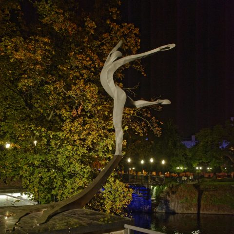 Bild: Das Denkmal zu Ehren des lettischen Baletttänzers  Māris Rūdolfs Liepa an der Nationaloper in Rīga an einem Herbstabend. NIKON D700 mit TAMRON SP 24-70mm F/2.8 Di VC USD. ISO 640 ¦ f/5,6 ¦ 24 mm ¦ 1/10 s ¦ kein Blitz. Klicken Sie auf das Bild um es zu vergrößern.