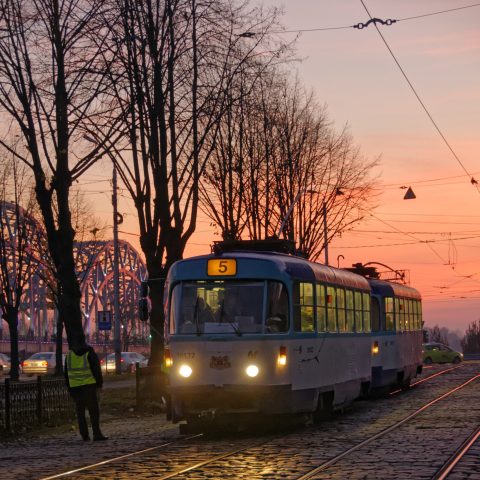 Bild: Straßenbahn in Rīga. NIKON D300s mit AF-S NIKKOR 24-120 mm 1:4G ED VR. ISO 800 ¦ f/4,8 ¦ 60 mm ¦ 1/30 s ¦ kein Blitz. Klicken Sie auf das Bild um es zu vergrößern.
