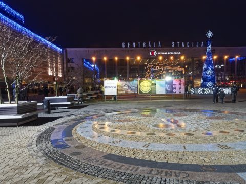 Bild: Rīga Zentralbahnhof an einem Abend kurz vor Weihnachten. OLYMPUS OM-D E-M5 mit M.ZUIKO DIGITAL ED 12‑40mm 1:2.8. ISO 2500 ¦ f/9 ¦ 12 mm ¦ 1/25 s ¦ kein Blitz. Klicken Sie auf das Bild um es zu vergrößern.