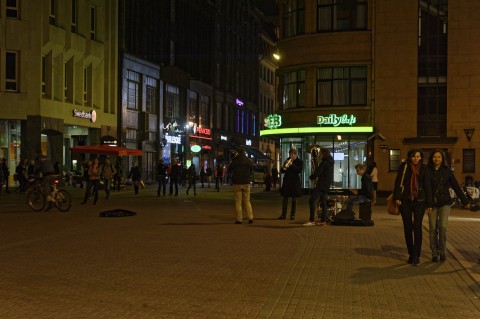 Bild: Die Kaļķu iela in der Altstadt von Rīga ist jeden Samstagabend eine Partymeile, auf der es viel zu entdecken gibt. NIKON D700 mit TAMRON SP 24-70mm F/2.8 Di VC USD. ISO 1250 ¦ f/5,6 ¦ 70 mm ¦ 1/25 s ¦ kein Blitz. Klicken Sie auf das Bild um es zu vergrößern.