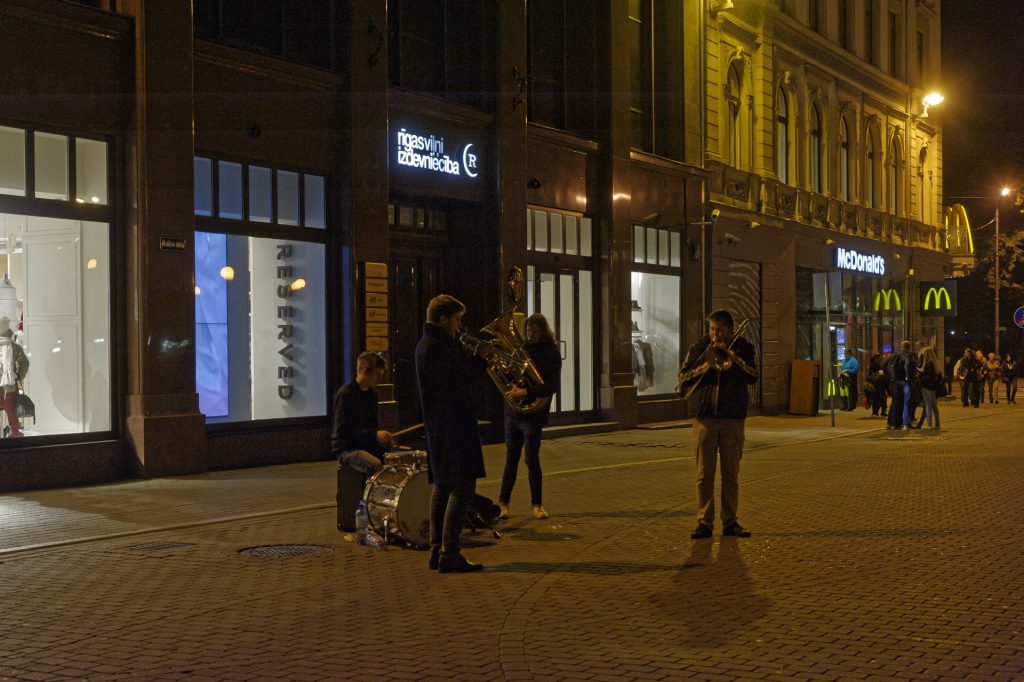 Bild: Die Kaļķu iela in der Altstadt von Rīga ist jeden Samstagabend eine Partymeile, auf der es viel zu entdecken gibt. NIKON D700 mit TAMRON SP 24-70mm F/2.8 Di VC USD. ISO 1250 ¦ f/5,6 ¦ 70 mm ¦ 1/50 s ¦ kein Blitz. Klicken Sie auf das Bild um es zu vergrößern.