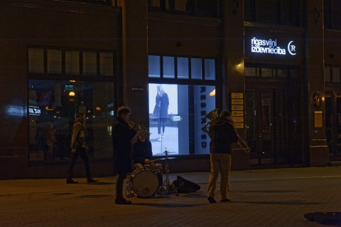 Bild: Die Kaļķu iela in der Altstadt von Rīga ist jeden Samstagabend eine Partymeile, auf der es viel zu entdecken gibt. NIKON D700 mit TAMRON SP 24-70mm F/2.8 Di VC USD. ISO 1250 ¦ f/5,6 ¦ 70 mm ¦ 1/50 s ¦ kein Blitz. Klicken Sie auf das Bild um es zu vergrößern.