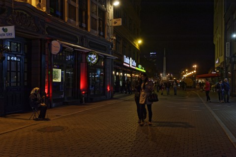 Bild: Die Kaļķu iela in der Altstadt von Rīga ist jeden Samstagabend eine Partymeile, auf der es viel zu entdecken gibt. NIKON D700 mit TAMRON SP 24-70mm F/2.8 Di VC USD. ISO 1250 ¦ f/5,6 ¦ 35 mm ¦ 1/30 s ¦ kein Blitz. Klicken Sie auf das Bild um es zu vergrößern.