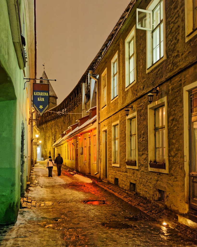 Bild: Auch im Winter ist Tallinn attraktiv. Romantische Stimmung in der Müürivahe tänav. NIKON D700 mit CARL ZEISS Distagon T* 1,4/35 ZF.2. ISO 6400 ¦ f/4,5 ¦ 35 mm ¦ 1/60 s ¦ kein Blitz. Klicken Sie auf das Bild um es zu vergrößern.