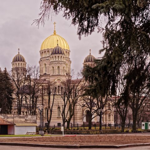 Bild: Die Christi-Geburts-Kathedrale auf der Esplanade in Rīga ist die größte russisch-ortodoxe Kathedrale in den baltischen Staaten. OLYMPUS OM-D E-M1 mit LEICA DG SUMMILUX 25 mm / F1.4. ISO 1600 ¦ f/7,1 ¦ 25 mm ¦ 1/500 s ¦ kein Blitz. Klicken Sie auf das Bild um es zu vergrößern.