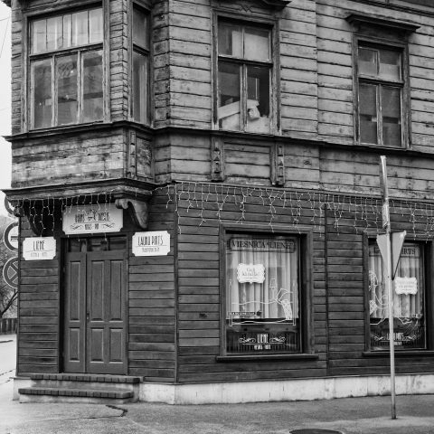Bild: Ein wenig schräg - Hotel auf der gegenüberliegenden Straßenseite. OLYMPUS OM-D E-M1 mit LEICA DG SUMMILUX 25 mm / F1.4. ISO 3200 ¦ f/5,6 ¦ 25 mm ¦ 1/60 s ¦ kein Blitz. Klicken Sie auf das Bild um es zu vergrößern.