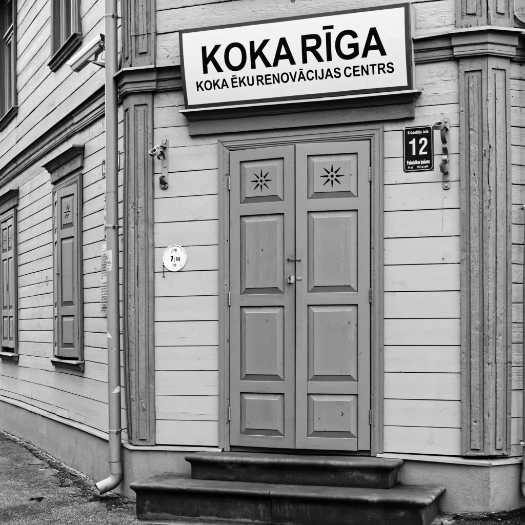 Bild: Koka Rīga kümmert sich um die Erhaltung der Holzhäuser in Grīziņkalns und der Moskauer Vorstadt. OLYMPUS OM-D E-M1 mit LEICA DG SUMMILUX 25 mm / F1.4. ISO 1600 ¦ f/5,6 ¦ 25 mm ¦ 1/40 s ¦ kein Blitz. Klicken Sie auf das Bild um es zu vergrößern.