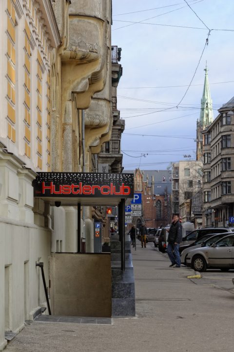 Bild: Hustler Club und Lutherische Kirche - Unterwegs in der Neustadt von Riga. NIKON D700 mit AF-S NIKKOR 24-120 mm 1:4G ED VR. ISO 200 ¦ f/711 ¦ 85 mm ¦ 1/40 s ¦ kein Blitz. Klicken Sie auf das Bild um es zu vergrößern.