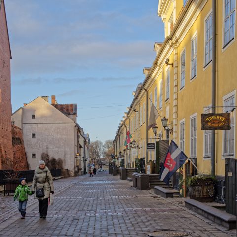 Bild: Die ehemaligen Jakobskasernen in der Torņa iela in der Altstadt von Rīga. OLYMPUS OM-D E-M1 mit LEICA DG SUMMILUX 25 mm / F1.4. ISO 200 ¦ f/7,1 ¦ 25 mm ¦ 1/200 s ¦ kein Blitz. Klicken Sie auf das Bild um es zu vergrößern.