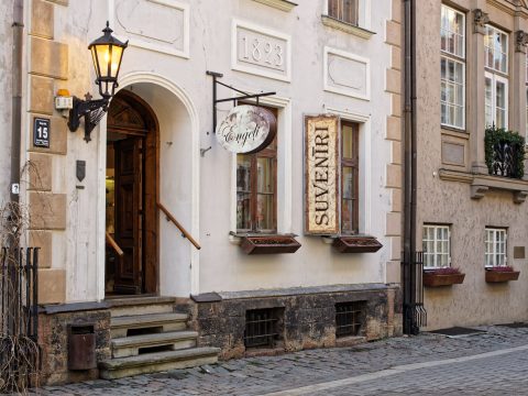 Bild: Souvenirgeschäft in der Torņa iela in der Altstadt von Rīga. OLYMPUS OM-D E-M1 mit LEICA DG SUMMILUX 25 mm / F1.4. ISO 200 ¦ f/5,6 ¦ 25 mm ¦ 1/40 s ¦ kein Blitz. Klicken Sie auf das Bild um es zu vergrößern.