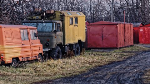 Bild: Wer bis zum Ende des Kaķasēkļa dambis geht, findet hunderte geheimnisvoller Blechgaragaren, die wahrscheinlich randvoll mit Autoschrott sind. OLYMPUS OM-D E-M1 mit M.ZUIKO DIGITAL ED 12‑40mm 1:2.8 ISO 250 ¦ f/5,6 ¦ 40 mm ¦ 1/60 s ¦ kein Blitz. Klicken Sie auf das Bild um es zu vergrößern.