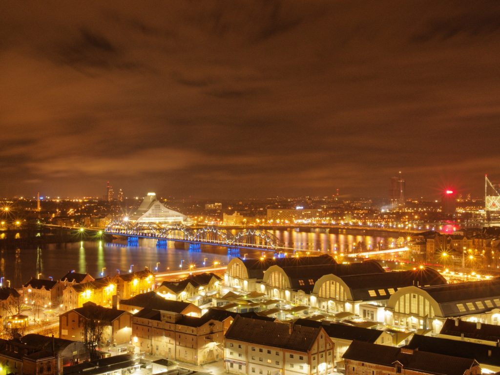 Bild: Riga bei Nacht.