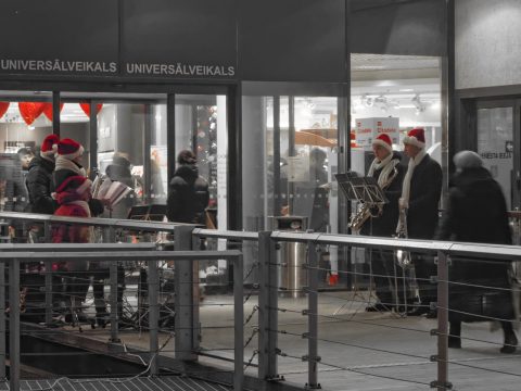 Bild: Diese Weihnachtsmusiker am Kaufhaus STOCKMANN in Riga verbreiten trotz des eher frühlingshaften Wetters ein wenig vorweihnachtliche Stimmung. OLYMPUS OM-D E-M5 mit M.Zuiko Digital 12-50 mm 1:3.5-6.3 EZ. ISO 4000 ¦ f/7,1 ¦ 50 mm ¦ 1/25 s ¦ kein Blitz. Klicken Sie auf das Bild um es zu vergrößern.