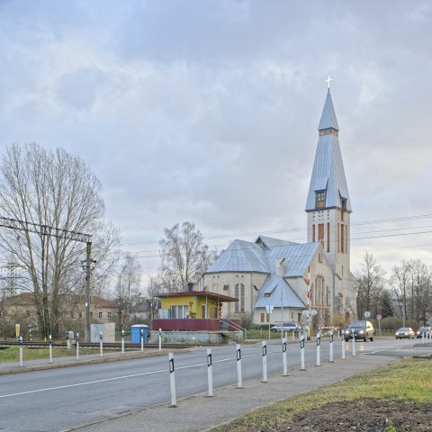 Bild: Čiekurkalns. Die im Stil des lettischen Eklektizismus erbaute Evangelisch-Lutherische Kreuzkirche, die Krusta baznīca. NIKON D700 mit AF-S NIKKOR 24-120 mm 1:4G ED VR. ISO 400 ¦ f/7,1 ¦ 35 mm ¦ 1/200 s ¦ kein Blitz. Klicken Sie auf das Bild um es zu vergrößern.