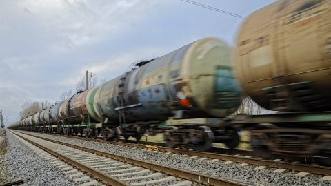 Bild: Einer der zahlreichen schwer beladenen Züge vom Hafen von Rīga. NIKON D700 mit TAMRON SP 24-70mm F/2.8 Di VC USD. ISO 200 ¦ f/5,6 ¦ 24 mm ¦ 1/40 s ¦ kein Blitz. Klicken Sie auf das Bild um es zu vergrößern.