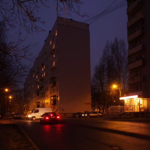 Bild: Imanta ist eine der typischen Satellitenstädte in Rīga. Damnes iela. OLYMPUS OM-D E-M1 mit M.ZUIKO DIGITAL ED 12‑40mm 1:2.8 ISO 6400 ¦ f/7,1 ¦ 12 mm ¦ 1/13 s ¦ kein Blitz. Klicken Sie auf das Bild um es zu vergrößern.
