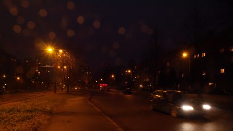 Bild: In der Damnes iela im Rigaer Stadtteil Imanta. OLYMPUS OM-D E-M1 mit M.ZUIKO DIGITAL ED 12‑40mm 1:2.8 ISO 8000 ¦ f/11 ¦ 12 mm ¦ 1/30 s ¦ kein Blitz. Klicken Sie auf das Bild um es zu vergrößern.