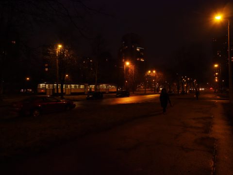 Bild: Anniņmuižas bulvāris in Imanta. OLYMPUS OM-D E-M1 mit M.ZUIKO DIGITAL ED 12‑40mm 1:2.8 ISO 8000 ¦ f/7,1 ¦ 12 mm ¦ 1/40 s ¦ kein Blitz. Klicken Sie auf das Bild um es zu vergrößern.