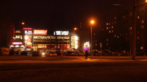 Bild: Supermärkte haben hier länger geöffnet als in Deutschland. Imanta, Anniņmuižas bulvāris. OLYMPUS OM-D E-M1 mit M.ZUIKO DIGITAL ED 12‑40mm 1:2.8 ISO 8000 ¦ f/7,1 ¦ 25 mm ¦ 1/30 s ¦ kein Blitz. Klicken Sie auf das Bild um es zu vergrößern.