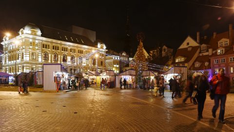 Bild: Der Weihnachtsmarkt auf dem Livenplatz - dem Livu laukums - in Rīga. NIKON D700 mit TAMRON SP 24-70mm F/2.8 Di VC USD. ISO 3200 ¦ f/7,1 ¦ 24 mm ¦ 1/13 s ¦ kein Blitz ¦ kein Stativ. Klicken Sie auf das Bild um es zu vergrößern.