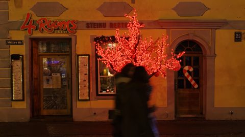 Bild: An einem der zahlreichen Restaurants auf dem Livenplatz - dem Livu laukums - in Rīga. NIKON D700 mit TAMRON SP 24-70mm F/2.8 Di VC USD. ISO 2500 ¦ f/5,6 ¦ 50 mm ¦ 1/20 s ¦ kein Blitz ¦ kein Stativ. Klicken Sie auf das Bild um es zu vergrößern.