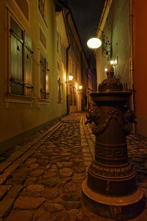Bild: Abendliche Idylle in der Trokšņu iela in Rīga. NIKON D700 mit TAMRON SP 24-70mm F/2.8 Di VC USD. ISO 2000 ¦ f/5,6 ¦ 24 mm ¦ 1/25 s ¦ kein Blitz ¦ kein Stativ. Klicken Sie auf das Bild um es zu vergrößern.