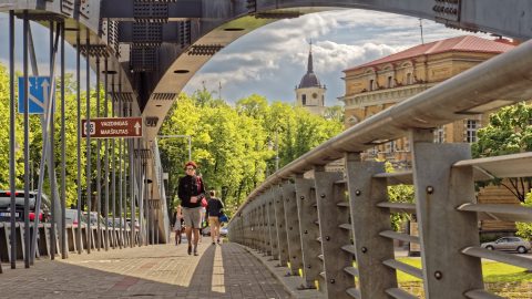 Bild: Auf der Mindaugas Brücke in Vilnius. OLYMPUS OM-D E-M1 mit M.ZUIKO DIGITAL ED 12‑40mm 1:2.8 ISO 200 ¦ f/7,1 ¦ 36 mm ¦ 1/640 s ¦ kein Blitz. Klicken Sie auf das Bild um es zu vergrößern.