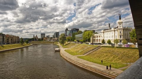 Bild: Blick von der Mindaugas Brücke in Vilnius auf den Stadtteil Šnipiškės. OLYMPUS OM-D E-M1 mit M.ZUIKO DIGITAL ED 12‑40mm 1:2.8 ISO 200 ¦ f/11 ¦ 12 mm ¦ 1/400 s ¦ kein Blitz. Klicken Sie auf das Bild um es zu vergrößern.