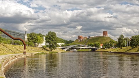 Bild: Die Mindaugas Brücke in Vilnius und die Ruinen der Burg des Gediminas. OLYMPUS OM-D E-M1 mit M.ZUIKO DIGITAL ED 12‑40mm 1:2.8 ISO 200 ¦ f/9 ¦ 25 mm ¦ 1/500 s ¦ kein Blitz. Klicken Sie auf das Bild um es zu vergrößern.