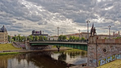 Bild: Die Grüne Brücke in Vilnius. OLYMPUS OM-D E-M1 mit M.ZUIKO DIGITAL ED 12‑40mm 1:2.8 ISO 200 ¦ f/9 ¦ 12 mm ¦ 1/320 s ¦ kein Blitz. Klicken Sie auf das Bild um es zu vergrößern.