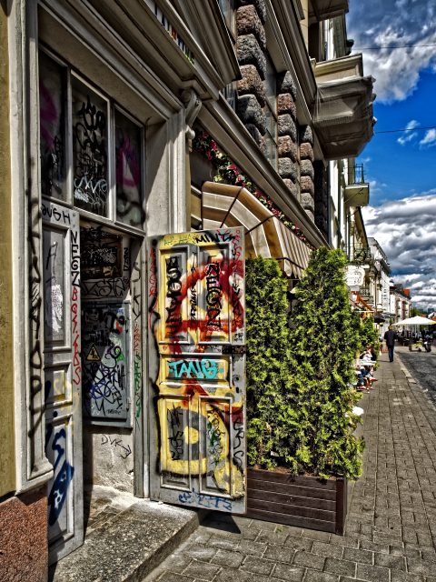 Bild: Graffiti in der Vilniaus gatvė in der Altstadt von Vilnius. OLYMPUS OM-D E-M1 mit M.ZUIKO DIGITAL ED 12‑40mm 1:2.8 ISO 200 ¦ f/3,2 ¦ 12 mm ¦ 1/4000 s ¦ kein Blitz. Klicken Sie auf das Bild um es zu vergrößern.