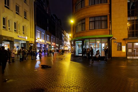 Bild: Straßenmusiker in der Altstadt von Rīga. Ecke Kaļķu iela zur Vaļņu iela. OLYMPUS OM-D E-M1 mit M.ZUIKO DIGITAL ED 12‑40mm 1:2.8 ISO 6400 ¦ f/5,6 ¦ 12 mm ¦ 1/25 s ¦ kein Blitz. Klicken Sie auf das Bild um es zu vergrößern.