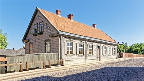 Bild: Haus an der Backsteinbrücke über die Venta in Kuldīga, Lettland. OLYMPUS OM-D E-M1 Mark II und M.ZUIKO DIGITAL ED 7‑14mm 1:2.8 PRO. ISO 200 ¦ f/7.1 ¦ 12 mm ¦ 1/400 s ¦ kein Blitz. Klicken Sie auf das Bild um es zu vergrößern.