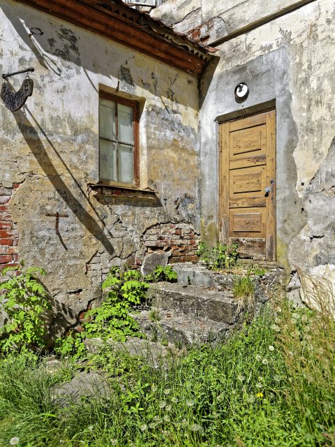 Bild: Verlassenes Haus Am Rande der Altstadt in Kuldīga, Lettland. OLYMPUS OM-D E-M1 Mark II und M.ZUIKO DIGITAL ED 7‑14mm 1:2.8 PRO. ISO 200 ¦ f/52.8 ¦ 12 mm ¦ 1/5000 s ¦ kein Blitz. Klicken Sie auf das Bild um es zu vergrößern.