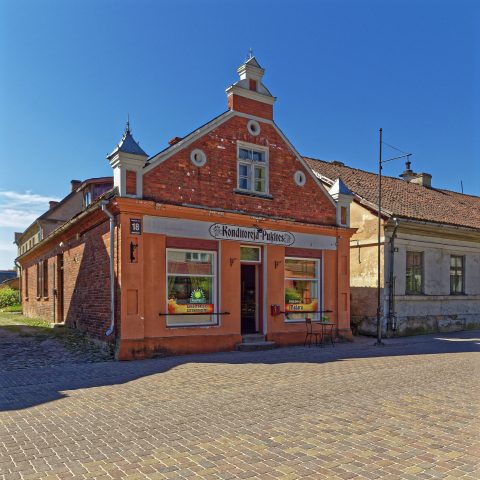 Bild: Unterwegs in der Altstadt von Kuldīga, Lettland. OLYMPUS OM-D E-M1 Mark II und M.ZUIKO DIGITAL ED 7‑14mm 1:2.8 PRO. ISO 200 ¦ f/5.6 ¦ 12 mm ¦ 1/500 s ¦ kein Blitz. Klicken Sie auf das Bild um es zu vergrößern.